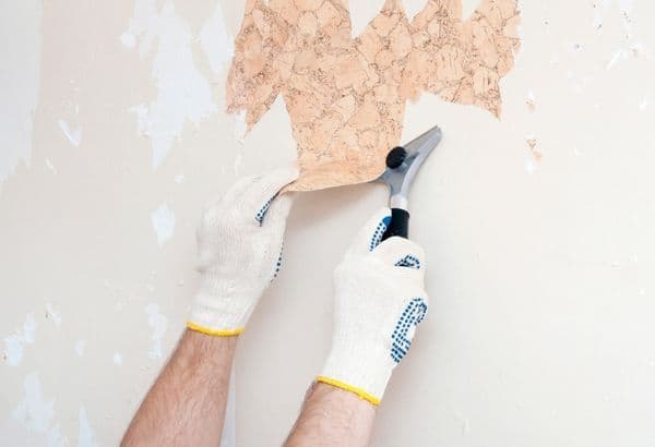 Stap voor stap glasvezelbehang verwijderen van de muur met gereedschap