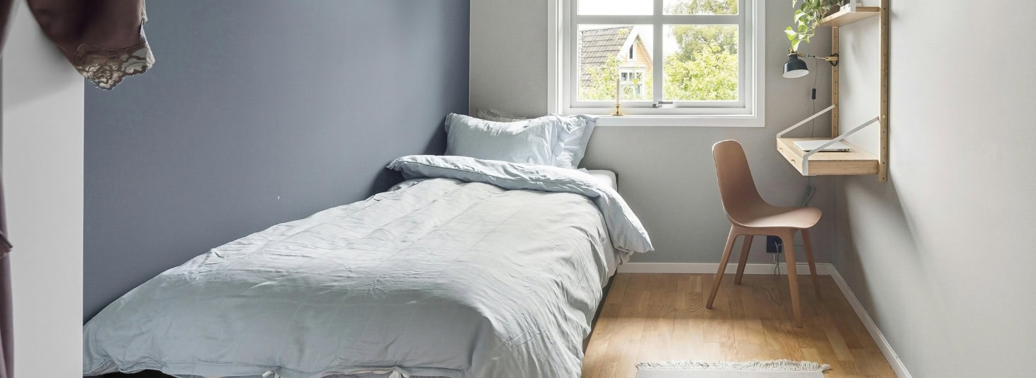 Fotobehang kleine slaapkamer met natuurprint die diepte geeft